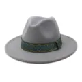 Grijze wolvilt fedora hoed detailweergave met een prachtig geweven blauw en goud lint. - 58cm / Lichtgrijs