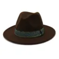 Klassieke bruine wolvilt fedora hoed voor dames en heren met stijlvolle blauw-gouden band. - 58cm / koffiekleur