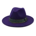 Gedetailleerde close-up van de paarse wollen vilt fedora hoed met blauw-gouden geweven band. - 58cm / Paars