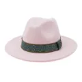 Gedetailleerd uitzicht op de stijlvolle roze fedora hoed met blauw en goud geweven band. - 58cm / Roze