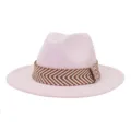 Gedetailleerd aanzicht van een stijlvolle roze wollen vilt fedora hoed met geweven band. - 58cm / Roze