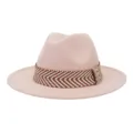 Detailweergave van de stijlvolle roze wollen fedora hoed met een chic bruin-wit geweven lint. - 58cm / Leerroze