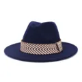 Donkerblauwe wol fedora hoed met een stijlvolle bruin-witte geweven band en brede, platte rand. - 58cm / Marineblauw