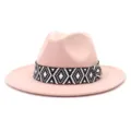 Detalle del sombrero fedora rosa con elegante banda geométrica en blanco y negro. - 58cm / Rosa Palo