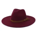 Vue détaillée de l'élégant chapeau fedora bordeaux à large bord en laine avec ceinture en cuir. - 58cm / Bordeaux