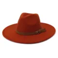 Vue de détail en gros plan du chapeau fedora à large bord rouille avec ceinture en cuir marron. - 58cm / Rouge Rouille