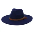 Vue détaillée de l'élégant chapeau fedora en feutre bleu marine avec ceinture marron. - 58cm / Bleu marine