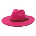 Vue détaillée du chapeau feutre rose vif à large bord avec ceinture en cuir marron et boucle. - 58cm / Rose rouge