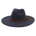 Vue rapprochée du chapeau fedora en laine à large bord avec ceinture et boucle. - 58cm / Gris foncé
