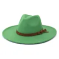 Vue détaillée du chapeau fedora vert à large bord avec sangle en cuir marron et boucle. - 58cm / Vert Herbe