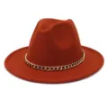 Vue détaillée d'un chapeau fedora en laine caramel élégant doté d'un accent de chaîne dorée. - 58cm / Rouge Rouille
