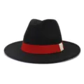 Vue de détail d'un chapeau fedora en laine noire avec bande rouge et large bord plat. - 58cm / Noir