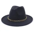 Vue détaillée du chapeau fedora en laine noire chic avec une élégante chaîne dorée. - 58cm / Gris foncé