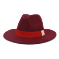 Chapeau fedora en feutre de laine rouge vin classique avec ruban contraste, bord large plat. - 58cm / Bordeaux