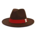 Chapeau fedora en laine marron avec large bord, bande rouge vive et détail de boucle blanche. - 58cm / Café