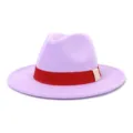 Gros plan d'un chapeau fedora en laine violet clair avec ruban rouge, détail élégant. - 58cm / Rose Violet