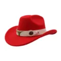 Eleganter roter Filz-Cowboyhut mit weißem Lederband und vintage bronzenem Stierschädel-Dekor. - Einheitsgröße / Rot