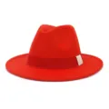 Vue détaillée de chapeau fedora en laine rouge avec large bord plat et bande élégante. - 58cm / Orange