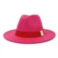 Chapeau feutre rose Fedora détail, chapeau jazz bord plat large avec ruban rouge et languette. - 58cm / Rose rouge