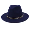 Détail de chapeau fedora en feutre de laine bleu, chapeau jazz élégant avec chaîne dorée. - 58cm / Bleu marine