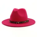 Sombrero fedora de lana rosa con elegante cinta de leopardo y hebilla dorada refinada. - Ajustable / Rosa rojo