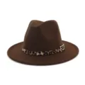 Vista detallada del sombrero fedora de lana marrón, con un elegante cinturón de leopardo y hebilla. - Ajustable / Café