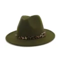 Sombrero fedora de lana verde con detalle de cinturón de leopardo vista de cerca - Ajustable / Verde Militar