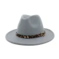 Primer plano detallado del sombrero fedora gris con un elegante cinturón de leopardo y hebilla. - Ajustable / Gris claro