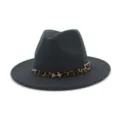 Primer plano detallado del sombrero fedora gris oscuro con cinturón de leopardo y hebilla dorada. - Ajustable / Gris oscuro