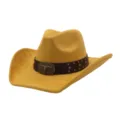 Vista detallada de un sombrero de vaquero de ante amarillo con banda tachonada y hebilla de toro. - Amarillo jengibre