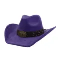 Detalle de sombrero de vaquero occidental de ante morado, con banda de cuero tachonada y hebilla. - Púrpura profundo