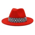 Detalle sombrero fedora de lana roja, ala ancha moda de invierno, banda geometrica estilo jazz. - 58cm / Naranja