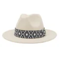 Vista detallada de sombrero fedora de lana beige con banda geométrica blanco y negro. - 58cm / Beige