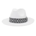 Detalle en primer plano del sombrero de fieltro blanco con cinta geométrica de diseño. - 58cm / Blanco