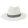 Detail van de witte strooien fedora hoed met een elegante zwart-bruine gestreepte band. - Verstelbaar / crème
