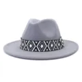 Vista detallada sombrero fedora de fieltro gris con cinta geometrica negro y blanco. - 58cm / Gris claro