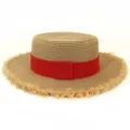 Detaillierte Ansicht des flachen Strohhuts für Damen mit rotem Band und ausgefranstem Rand. - M (56-58cm) / Rot