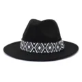 Vista detallada del sombrero de lana negro con una elegante cinta tejida geométrica. - 58cm / Negro