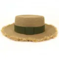 Detailaufnahme eines flachen Damen-Strohhutes mit gruenem Band und ausgefransten Kanten. - M (56-58cm) / Armeegrün