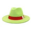Vue détaillée du chapeau fedora en laine verte avec bande rouge, belle texture et design élégant. - 58cm / Vert Fruit