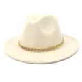 Vue de détail d'un élégant chapeau fedora en laine de couleur écru avec une chaîne dorée. - 58cm / Beige