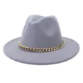 Détail de chapeau fedora en laine grise, orné d'une élégante chaîne métallique dorée. - 58cm / Gris clair