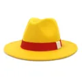 Détail chapeau fedora en laine jaune, chapeau jazz à bord plat large avec ruban rouge et boucle. - 58cm / Jaune