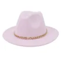 Détail d'un chapeau fedora rose en laine avec une chaîne dorée élégante et large bord. - 58cm / Rose