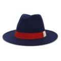 Vue détaillée du chapeau fedora en feutre de laine bleu avec un ruban rouge et beige. - 58cm / Bleu marine