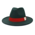 Vue détaillée du chapeau feutre vert foncé doté d'un ruban rouge élégant et raffiné. - 58cm / Vert Foncé