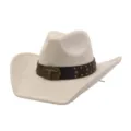 Sombrero de vaquero occidental de ante beige con tira de cuero marrón, tachuelas y hebilla. - Beige