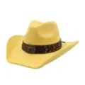 Sombrero de vaquero western de ante amarillo con hebilla de toro y banda de cuero con tachuelas. - Amarillo tierno