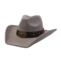 Vista detallada de un sombrero de vaquero western de ante gris con banda de cuero y hebilla de cráneo. - Gris Carbón