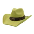 Vista detallada del sombrero vaquero de ante amarillo verdoso con hebilla de cráneo de toro. - Verde Aguacate
